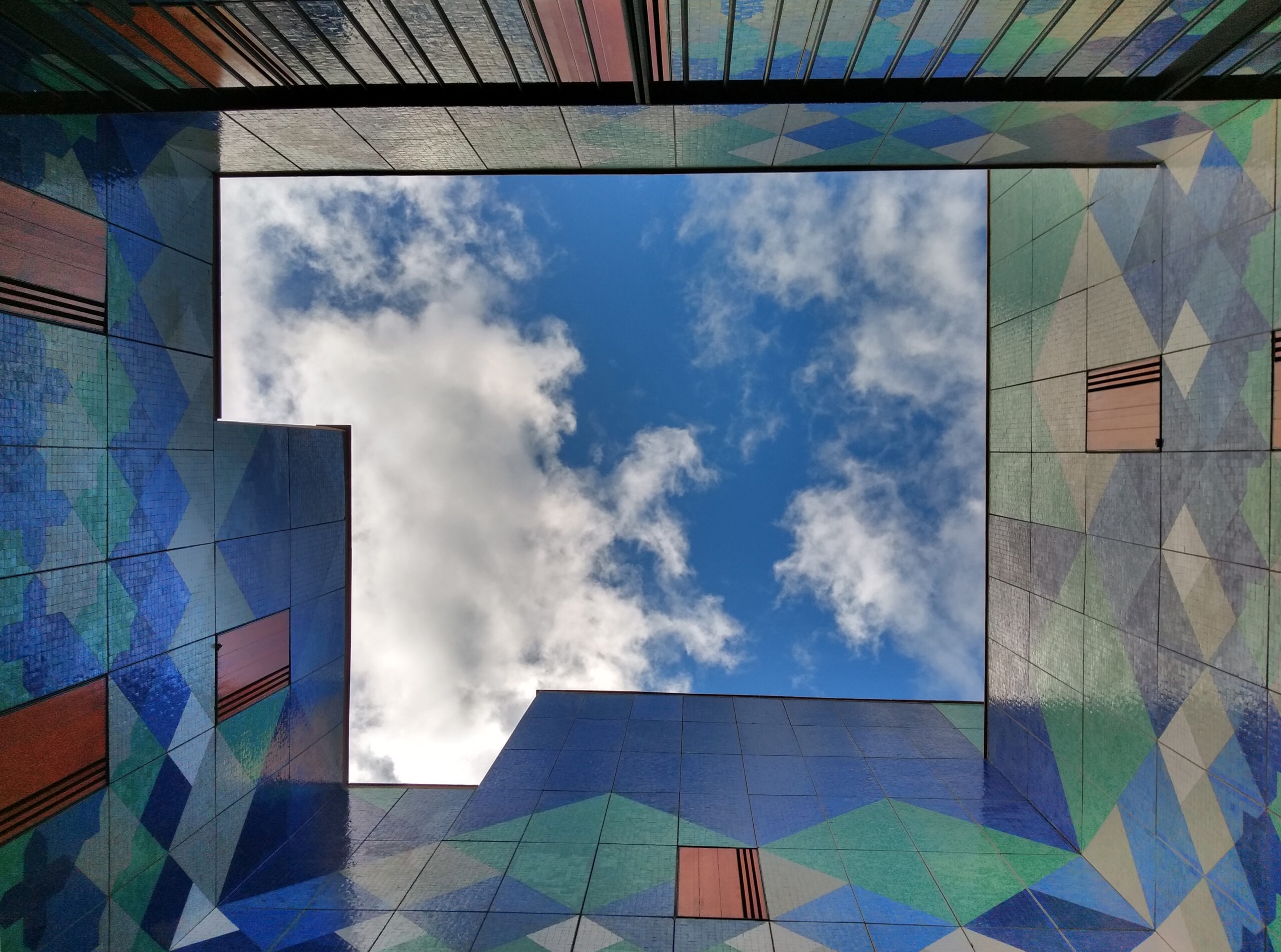 4063.MOR-PLY-courtyard01@ALFONSO-PACIELLO