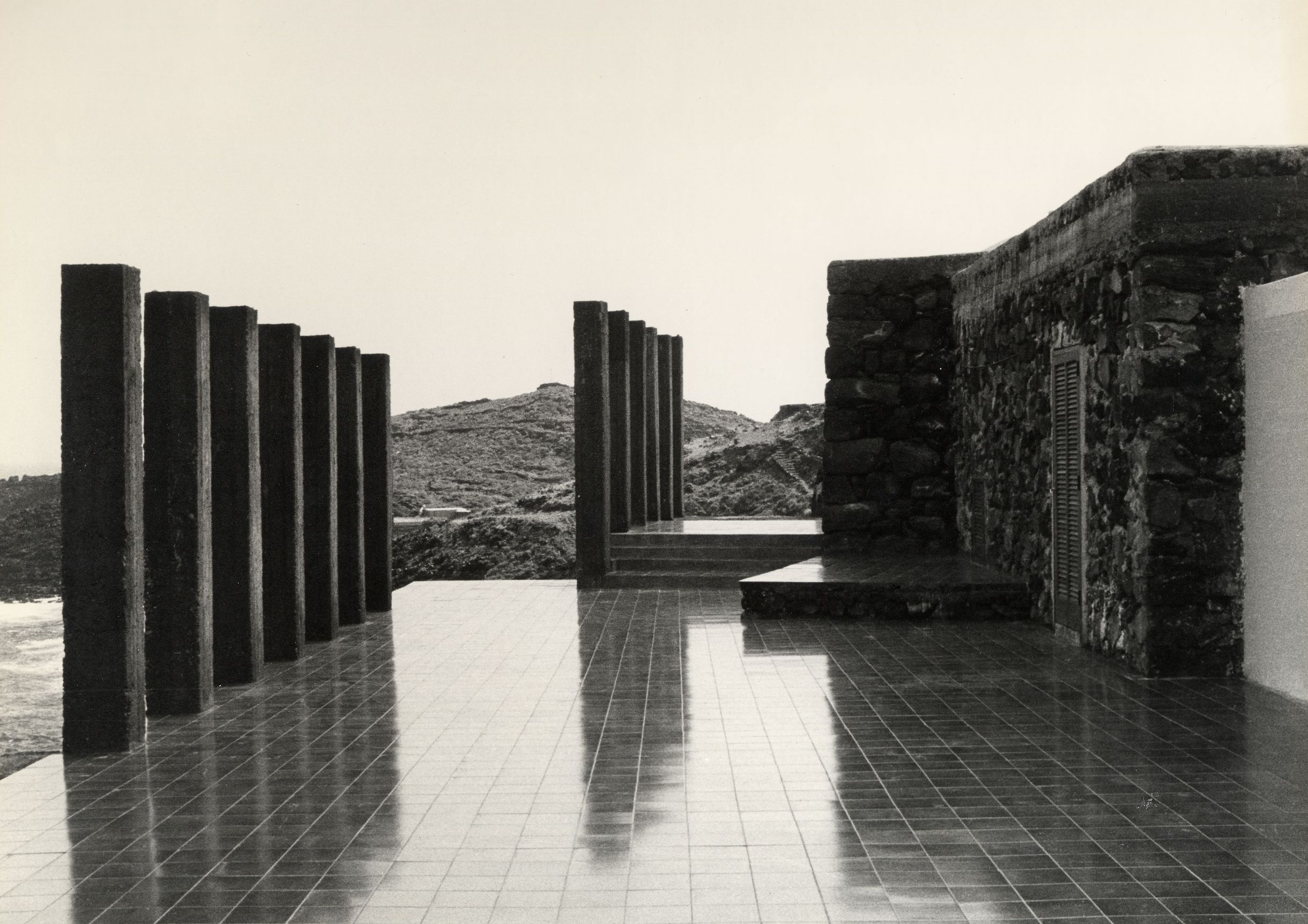 xlarge_1976_Pantelleria_Columnata_BN_Clo_TUS_db68ac48b2